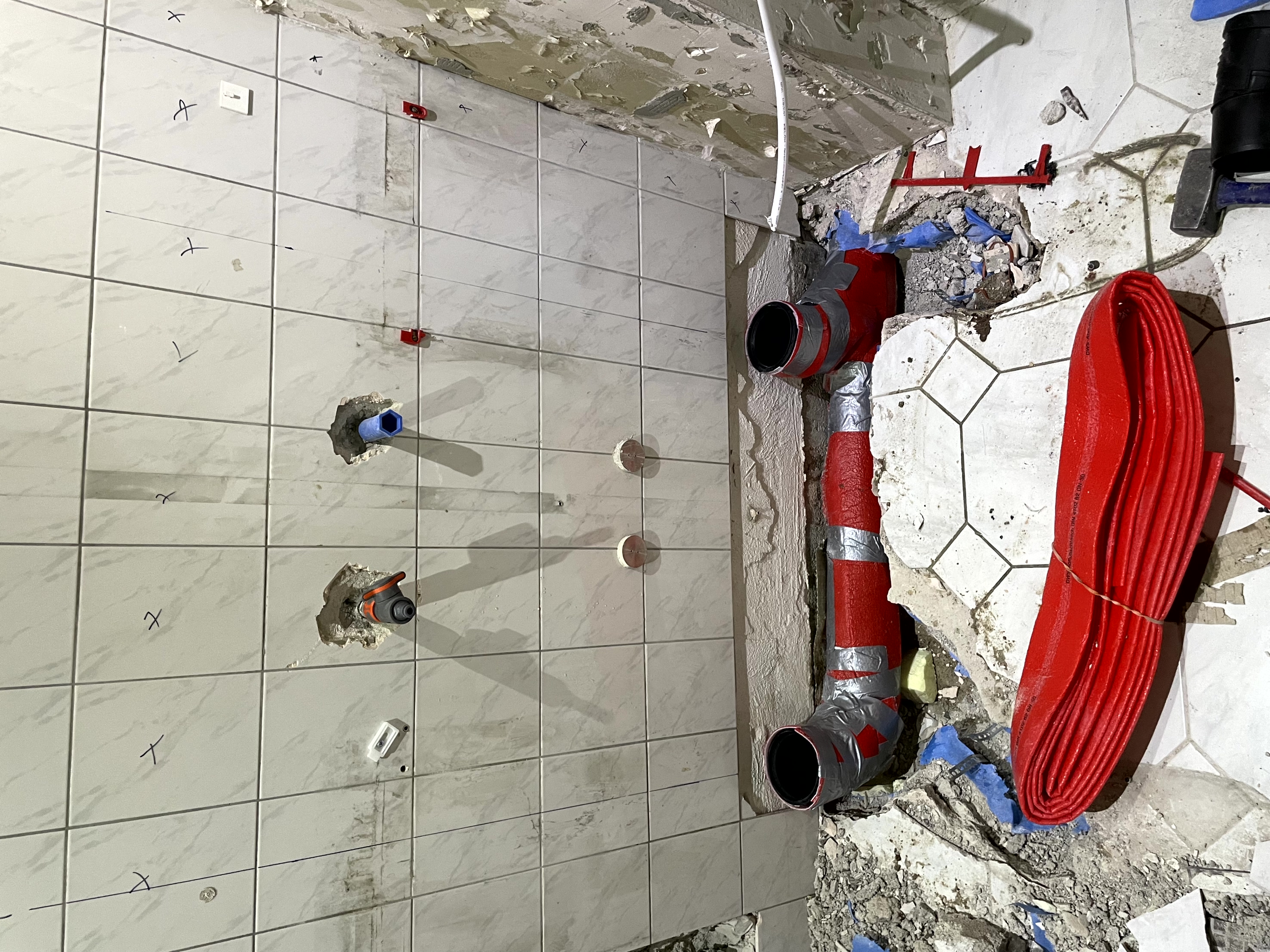 Installateur prüft Wasseranschluss in Wien