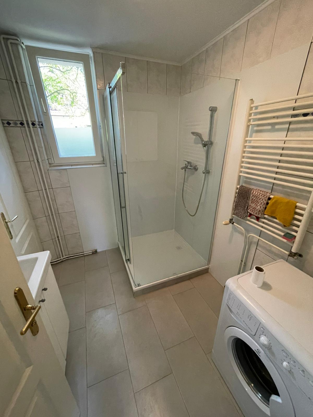Modernes Badezimmer mit Badewanne nach Badsanierung Wien