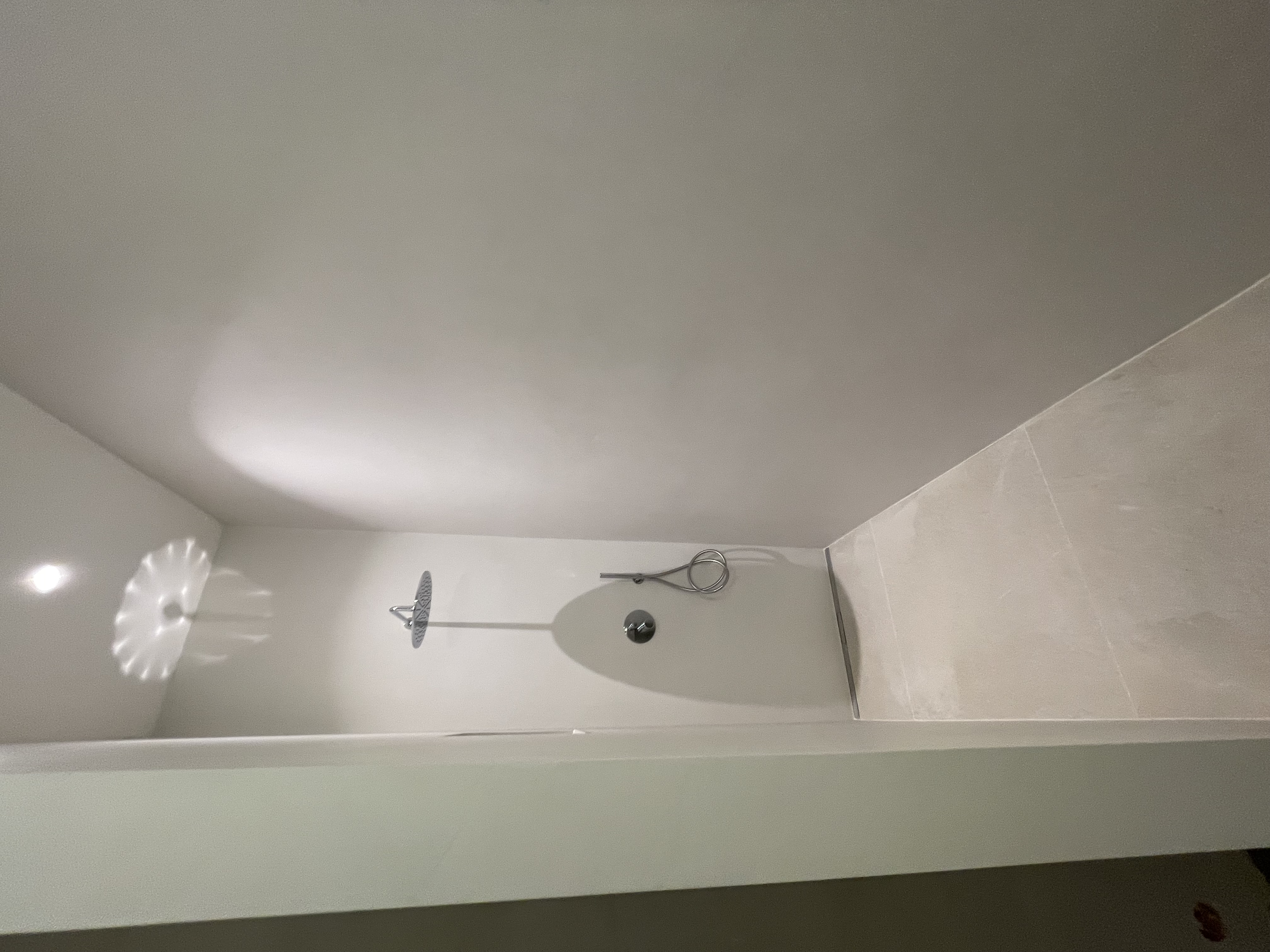 Fugenloses Bad minimalistisches Badezimmer Wien