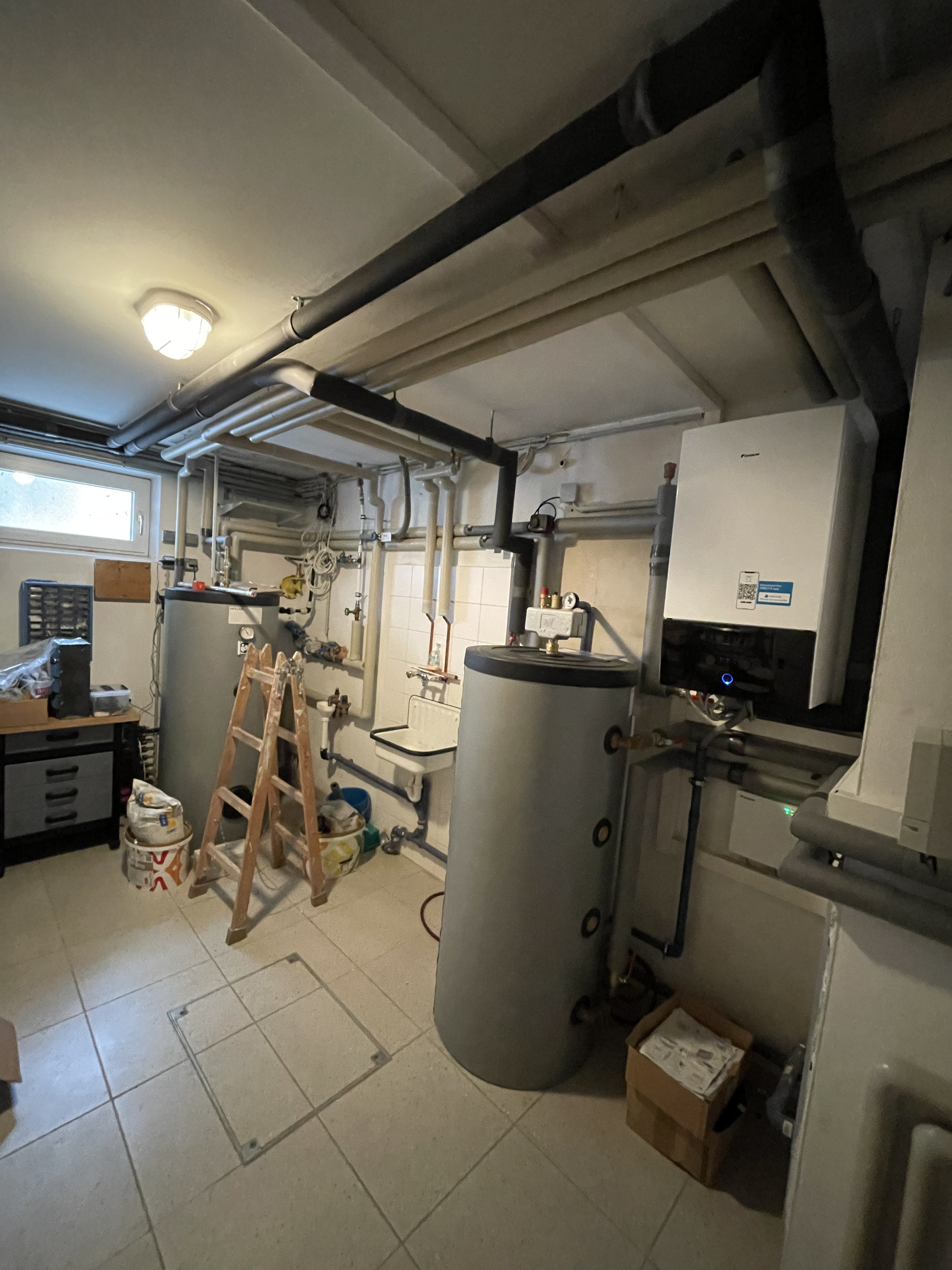 Wiener Altbau Stiegenhaus mit hohen Decken — typisch für Gründerzeitwohnungen